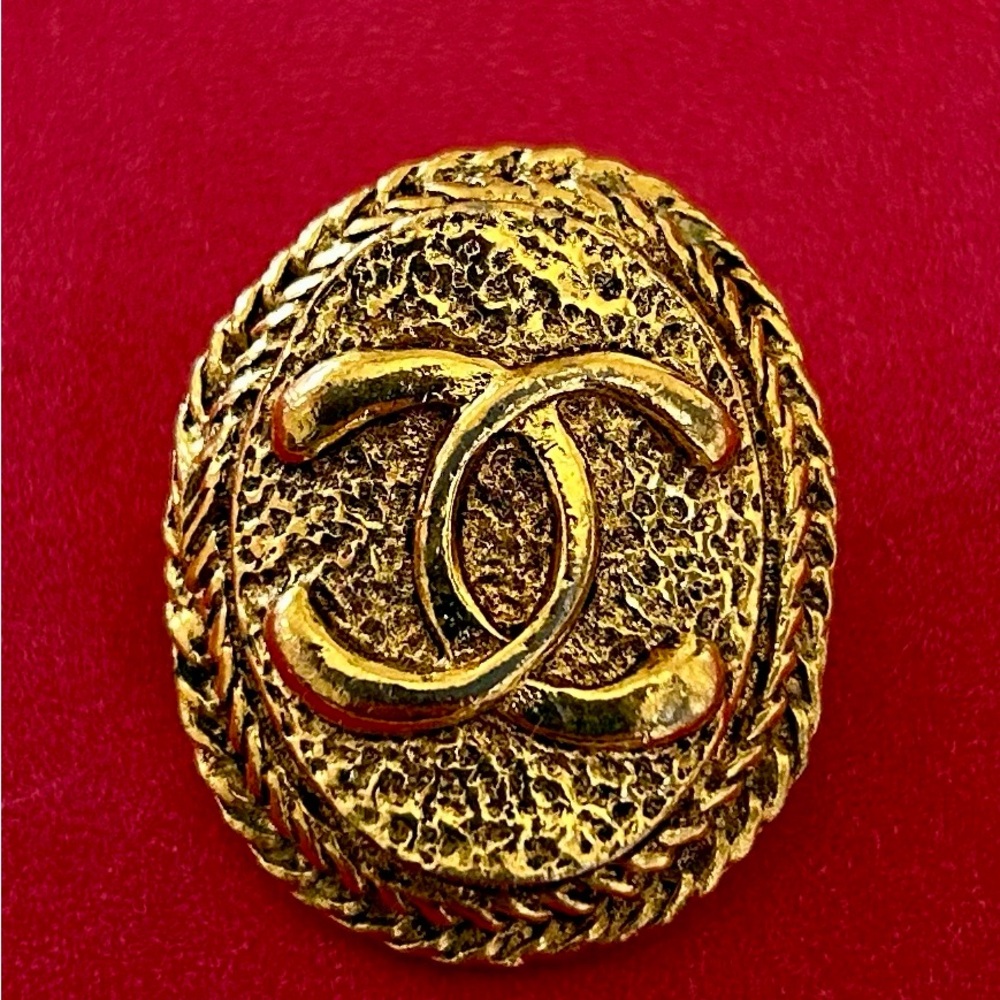 VINTAGE Chanel Gold Button Earrings clip on. Different from the other - Picture 3 of 4